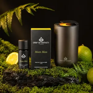 Drip of Infinity Moon Moss Nebulizer Set mit Diffuser, Flasche und Verpackung auf Moos mit Farn und Zitrusfrüchten