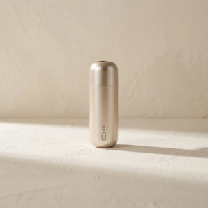 Drip of Infinity Air Vent Diffuser in Champagner-Gold, gerade Frontansicht auf hellem strukturiertem Hintergrund