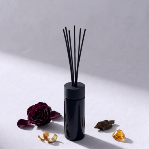 Reed Diffuser Rose Noir mit Damaszenerrose, Zitrusakzent, Agarholz und feinem Rauch