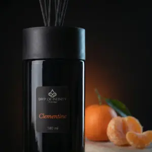 Drip of Infinity Clementine Reed Diffuser Wien Nahaufnahme der schwarzen Flasche mit Etikett