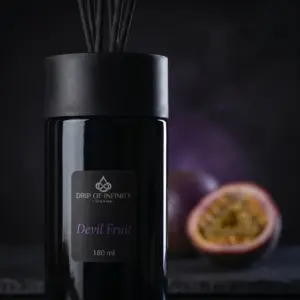 Drip of Infinity Devil Fruit Reed Diffuser Wien Nahaufnahme der schwarzen Flasche mit Etikett