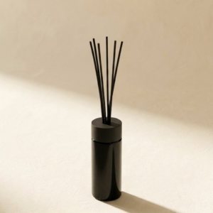 Reed Diffuser Senzafino in dunkelviolettem Glas vor weichem vanillebeigem Hintergrund