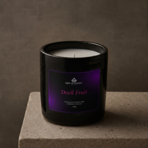 Devil Fruit Duftkerze von Drip of Infinity mit Maracuja, Rose, Safran und Agarwood im schwarzen Keramikgefäß