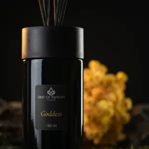 Drip of Infinity Goddess Reed Diffuser Wien Nahaufnahme der schwarzen Flasche mit Etikett