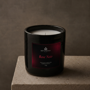 Rose Noir Duftkerze von Drip of Infinity mit dunkler Rose, kalter Frische, Agarwood und Hölzern im Keramikgefäß